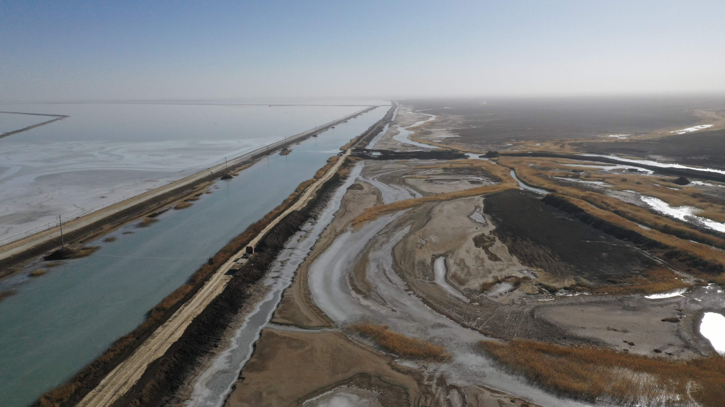 PG电子盲目扩张私挖乱采 违规取水侵占草地——青海柴达木盆地盐湖资源无序开发调查(图1)