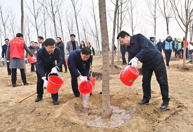 PG电子平台张国华调研水利设施建设、容西片区周边规划建设并参加2024年义务植树活动(图5)